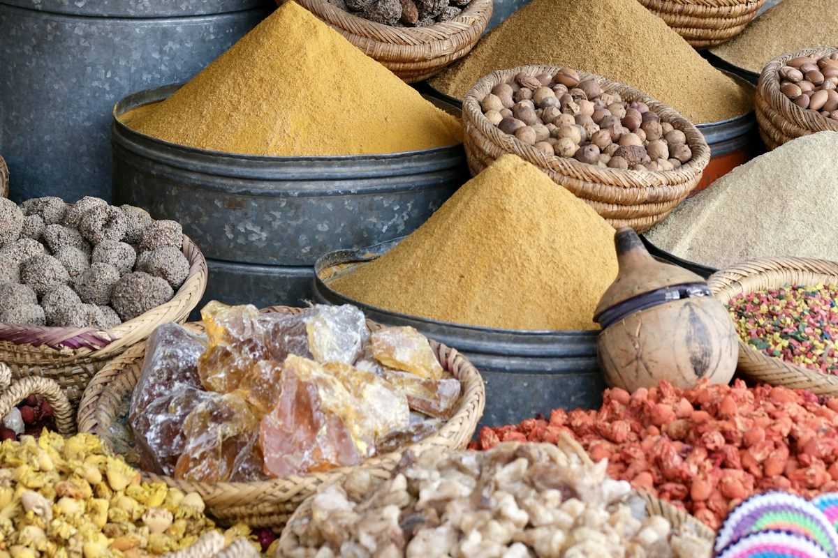 Kolorowe przyprawy na targu w Marrakeszu