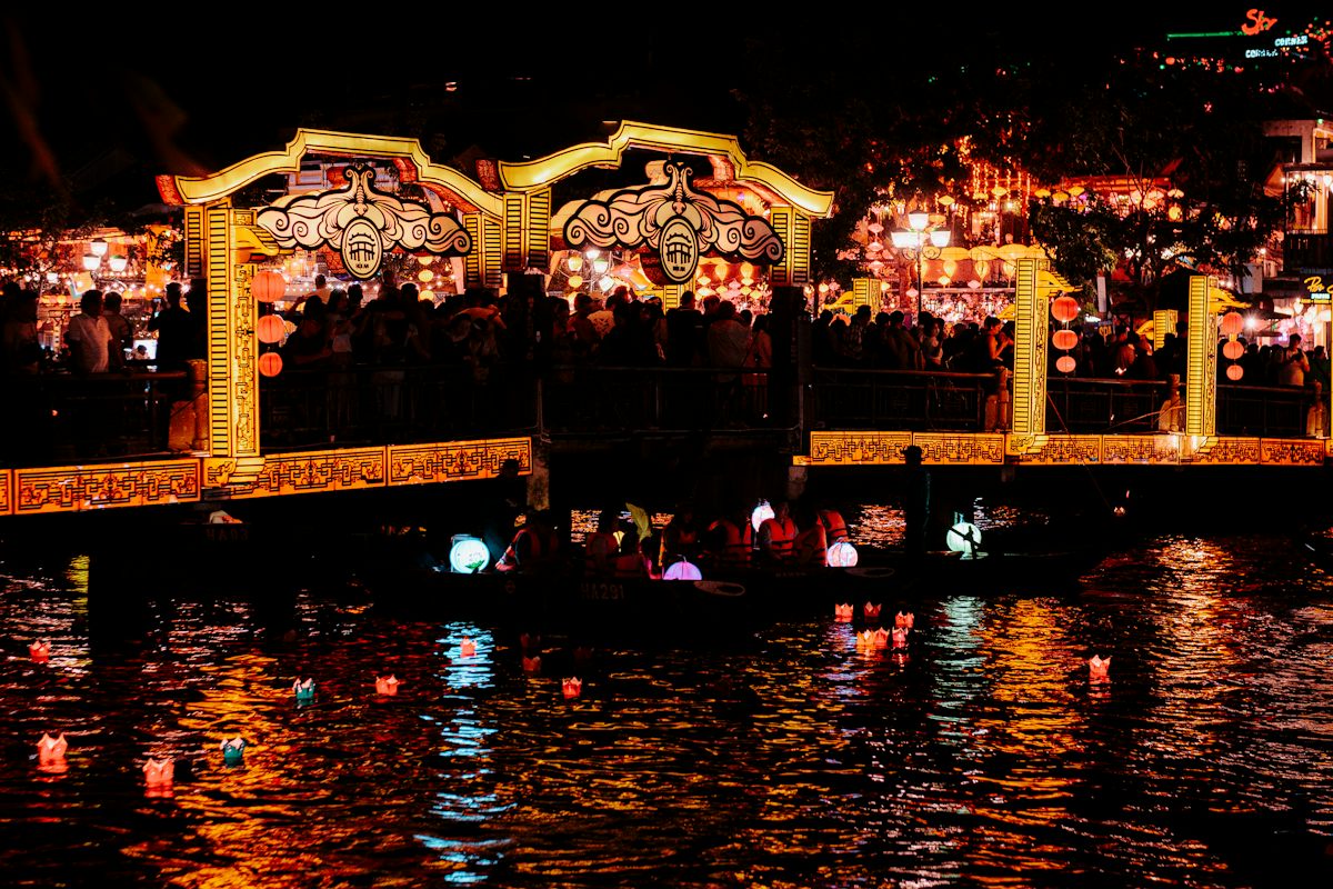 Most w Hoi An oświetlony lampionami nocą