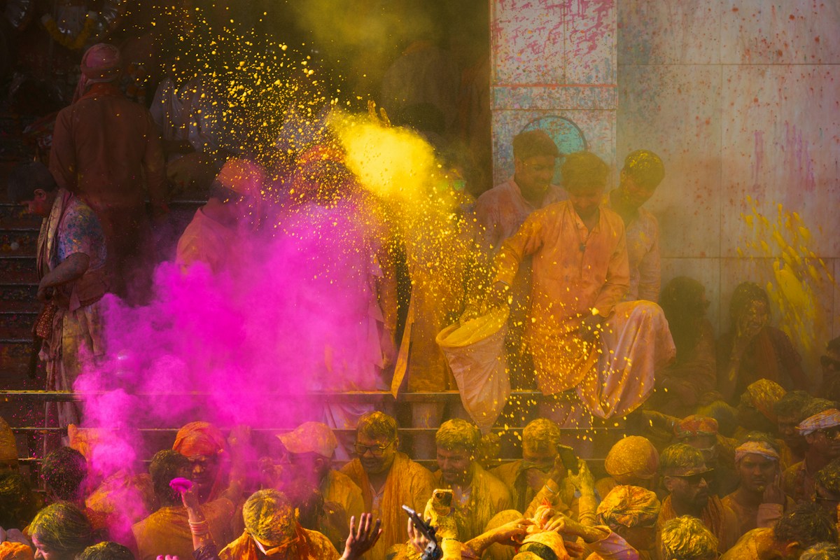 Grupa ludzi świętujących Holi, obsypanych kolorowym proszkiem