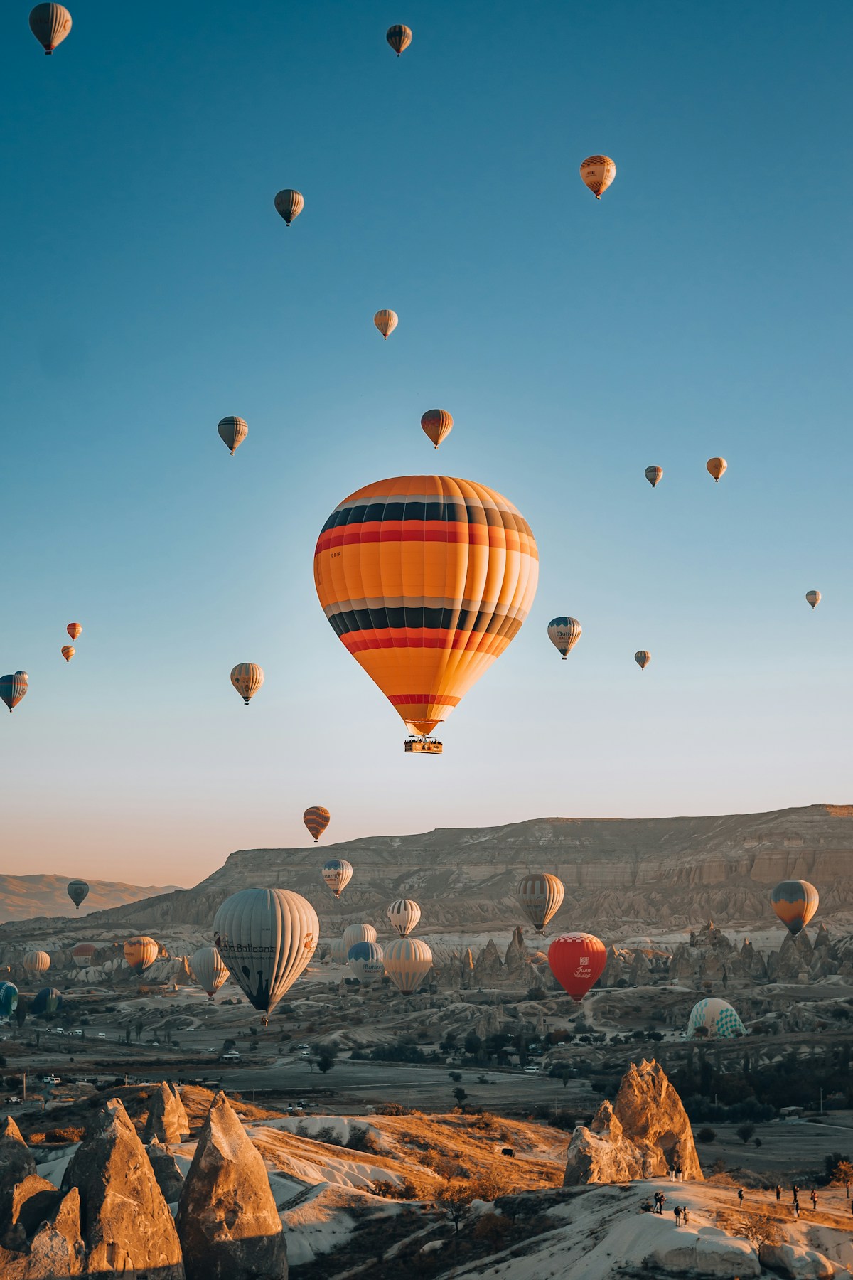 Dziesiątki balonów na ogrzane powietrze nad Kapadocją