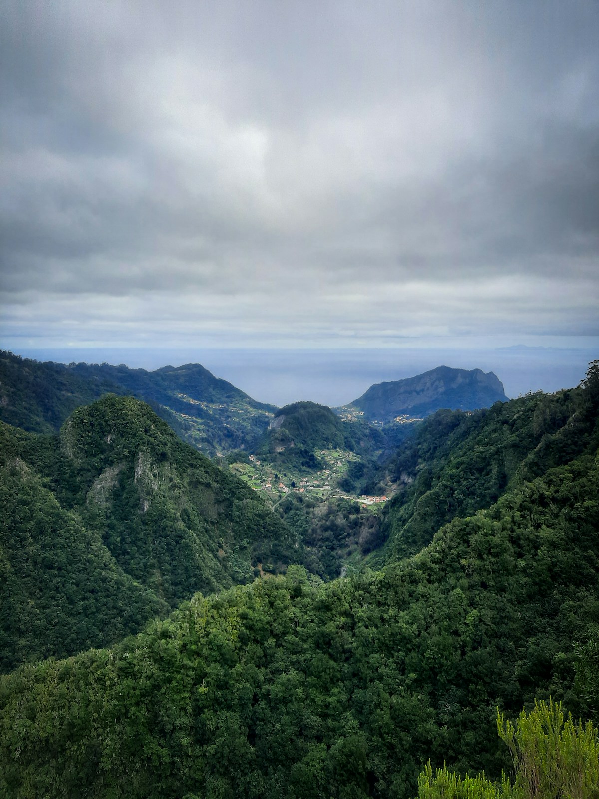 Widok na góry i doliny Madery ze szczytu