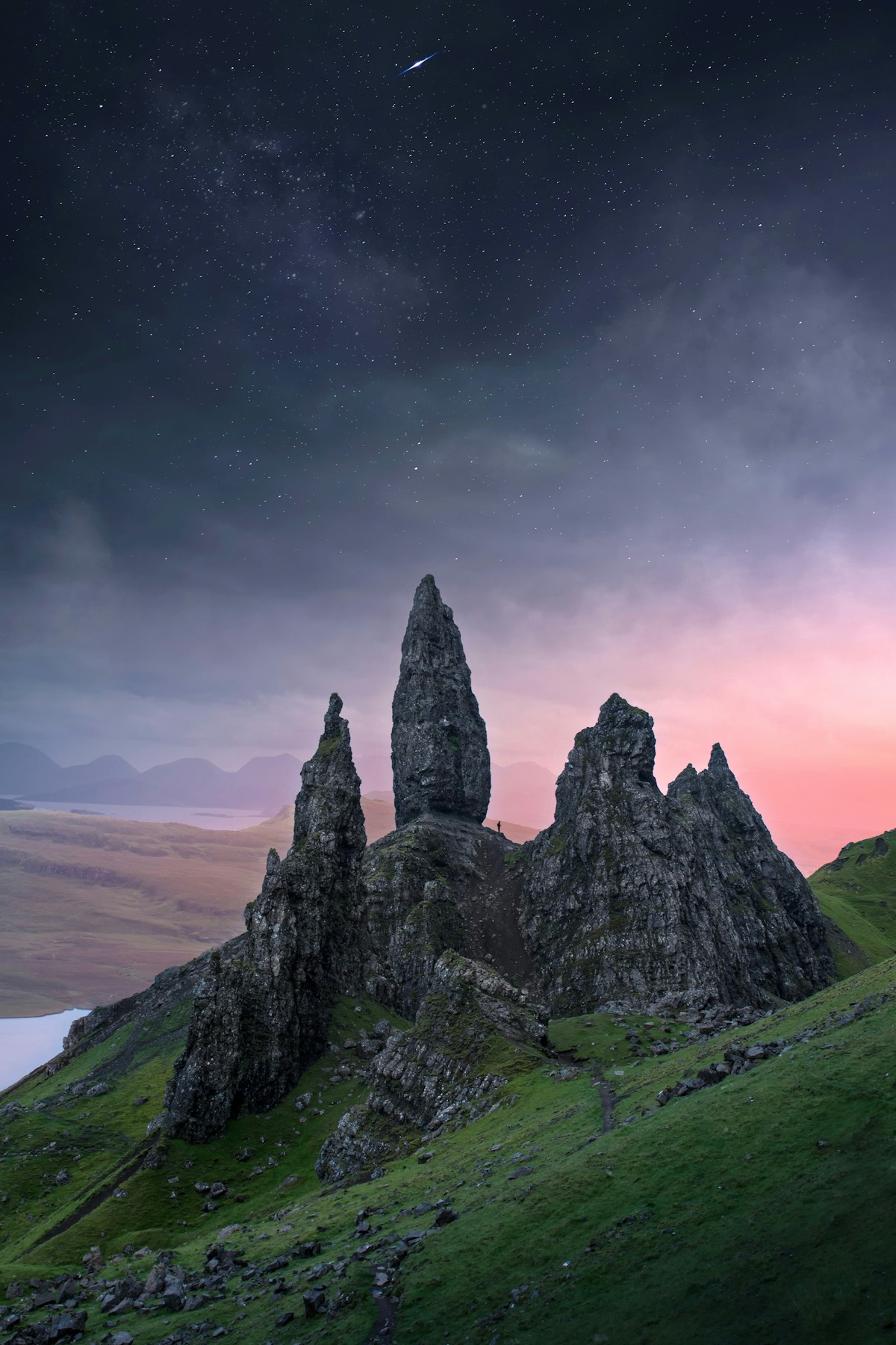 Skalne iglice na zielonym zboczu wyspy Skye